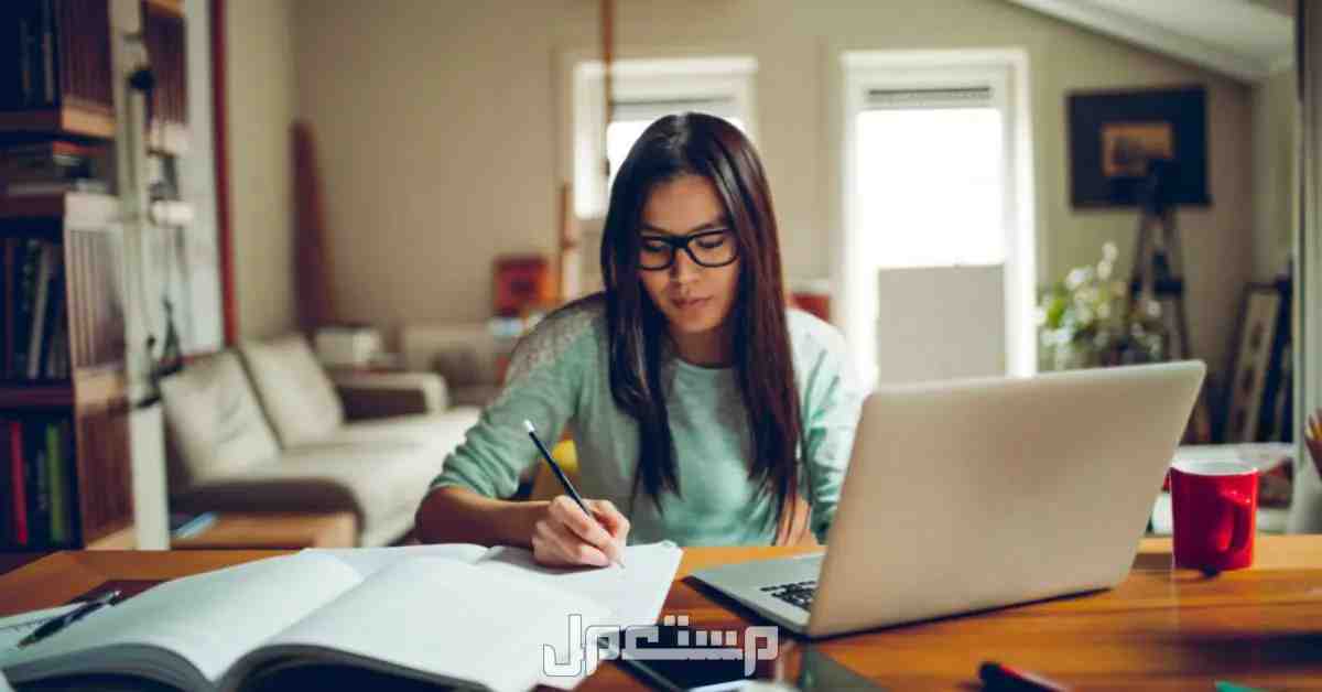 مع بداية العام الدراسي.. كيف تكون منظم في دراستك فتاة تذاكر دروسها في حجرتها