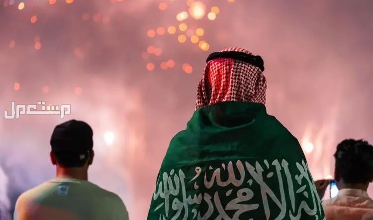 مسابقات اليوم الوطني السعودي 94 رجل يحمل العلم السعودي ويرتدي الزي التاريخي