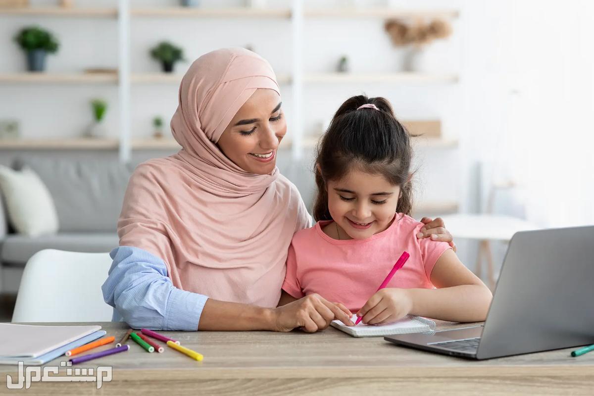 دعاء تحصين الأبناء قبل الخروج إلى المدرسة أم تذاكر مع ابنتها