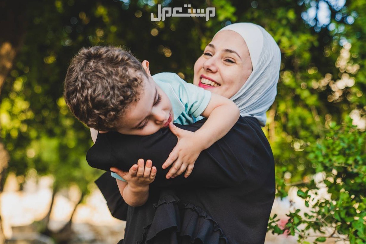 دعاء تحصين الأبناء قبل الخروج إلى المدرسة ام تلعب مع طفلها