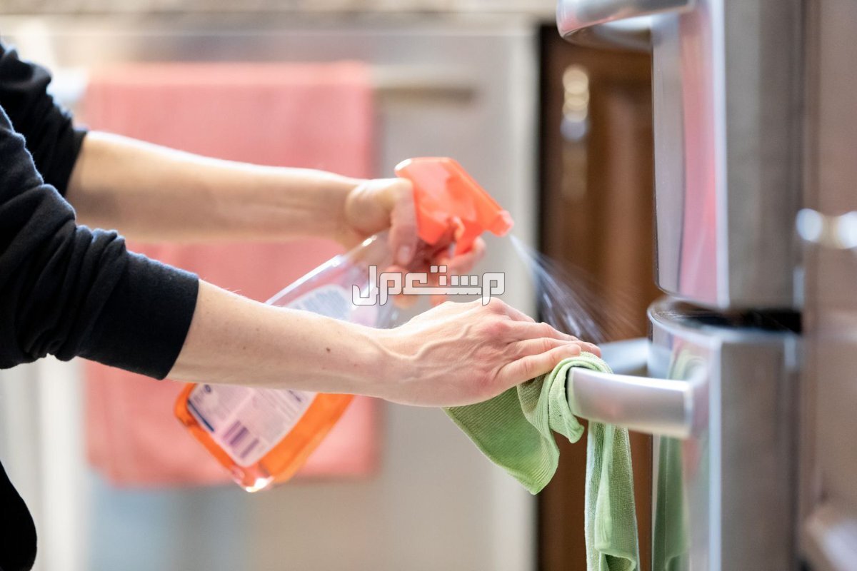 دليلك لتنظيف باب الثلاجة.. خلطة تنظيف ثلاجات بمكونين فقط كيف أسوي بخاخ تنظيف الثلاجة؟