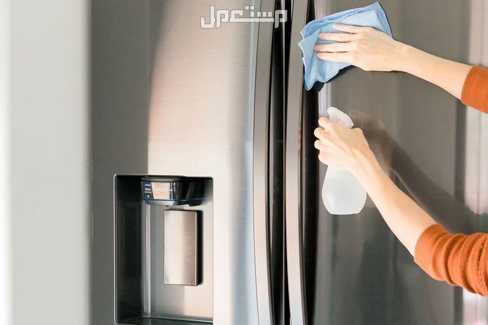 دليلك لتنظيف باب الثلاجة.. خلطة تنظيف ثلاجات بمكونين فقط كيف أتخلص من بقع الصدأ على باب الثلاجة؟