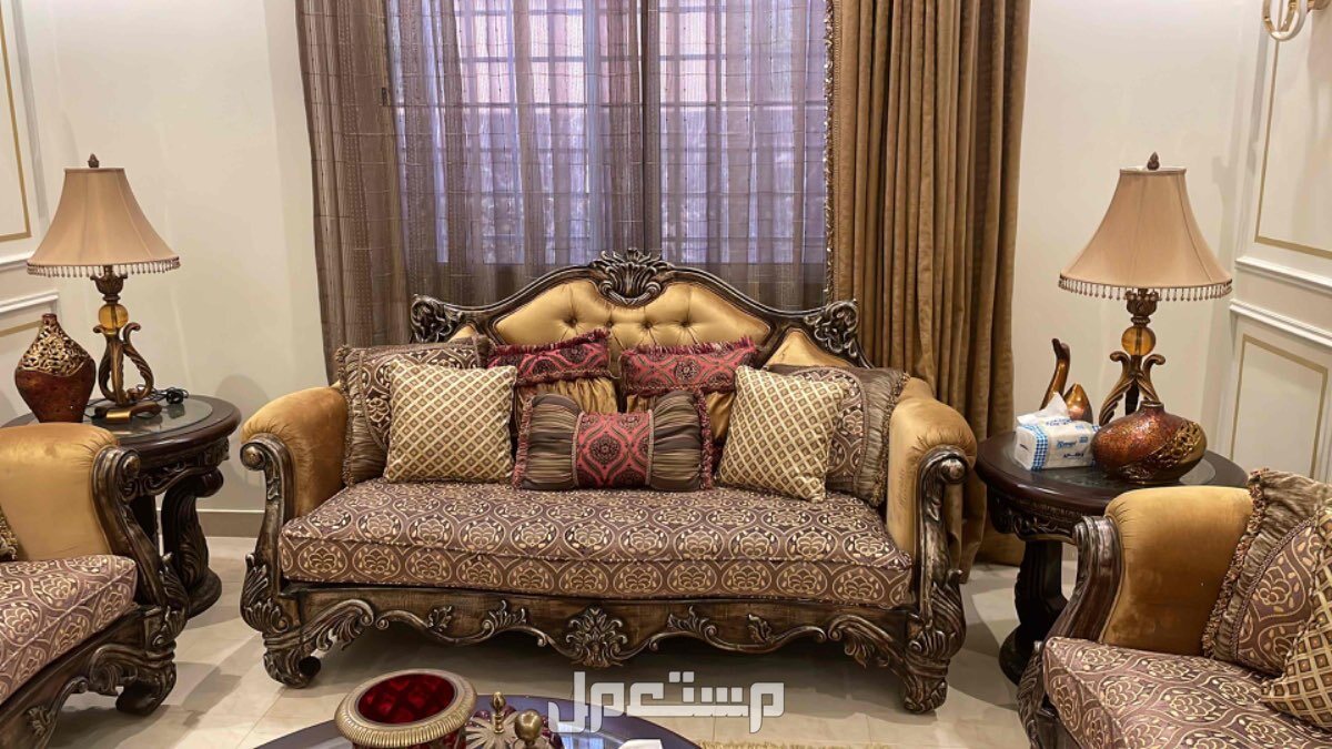 كنب طقم مع الطاولات
