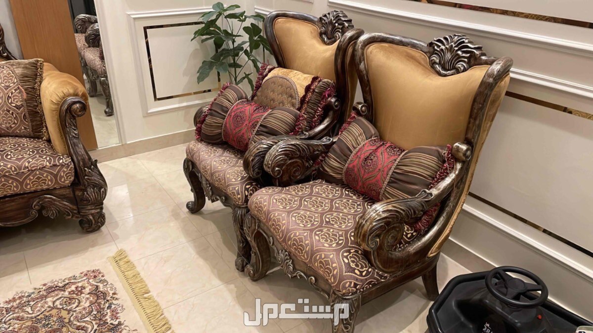 كنب طقم مع الطاولات