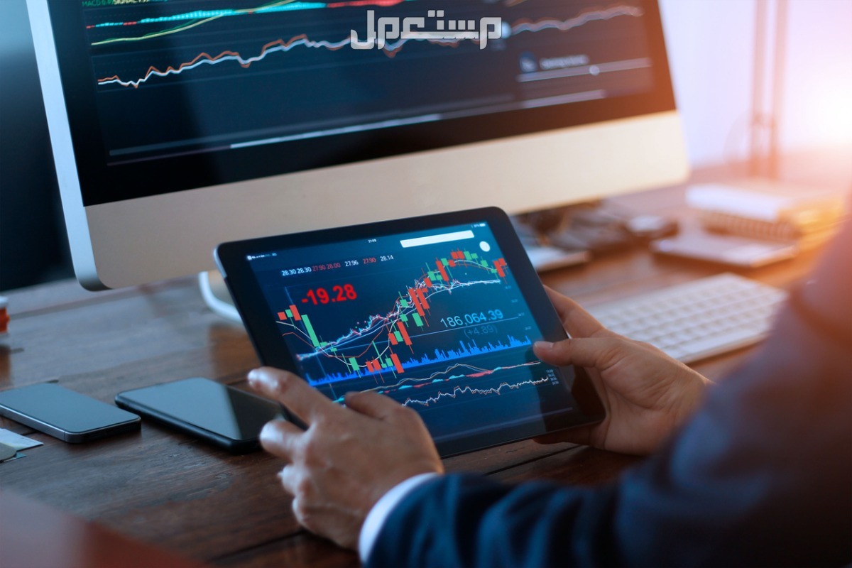 أفضل 10 تطبيقات للتداول في عام 2025 رجل يستخدم تطبيق التداول الإلكتروني