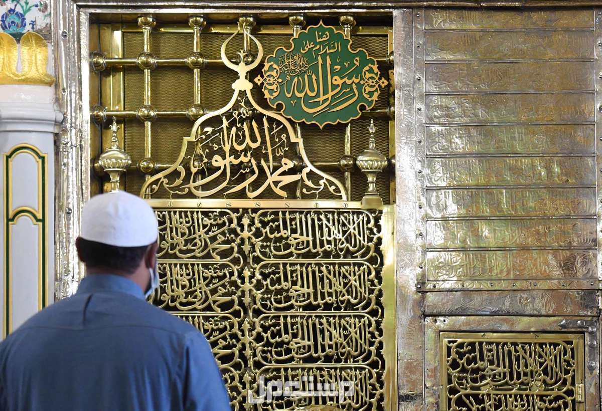كلمة عن المولد النبوي الشريف قصيرة وجميلة 2025 رجل يقف في الروضة الشريفة