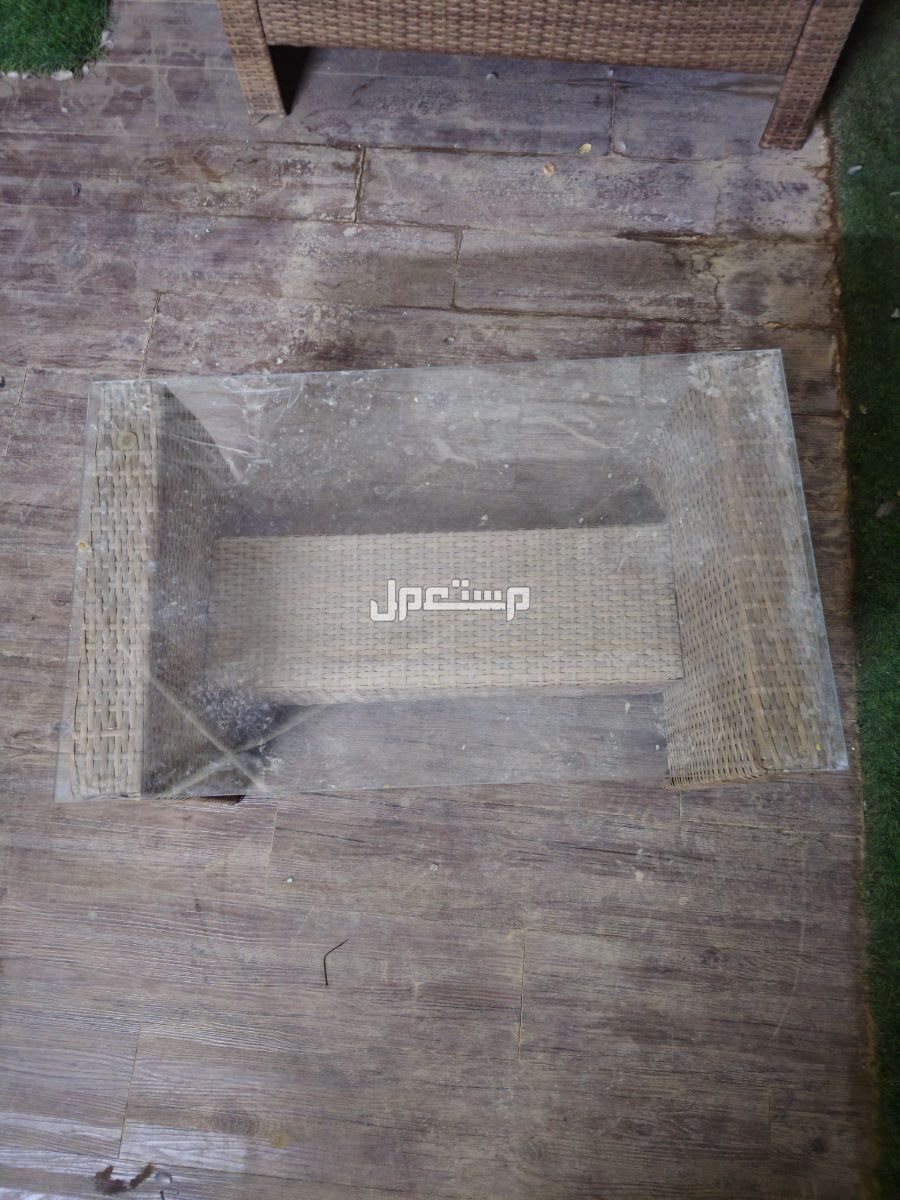 للبيع كنب وطاوله قزاز نظيفه