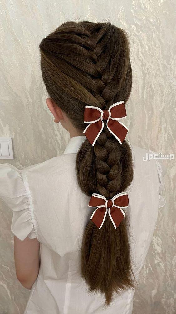 أجمل تسريحات ذيل حصان للاطفال في المدارس فيونكة اضافية على تسريحة ذيل حصان