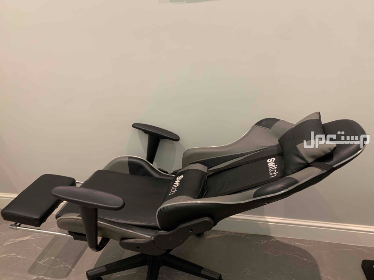 كرسي قيمنج يحتوي على سماعات
