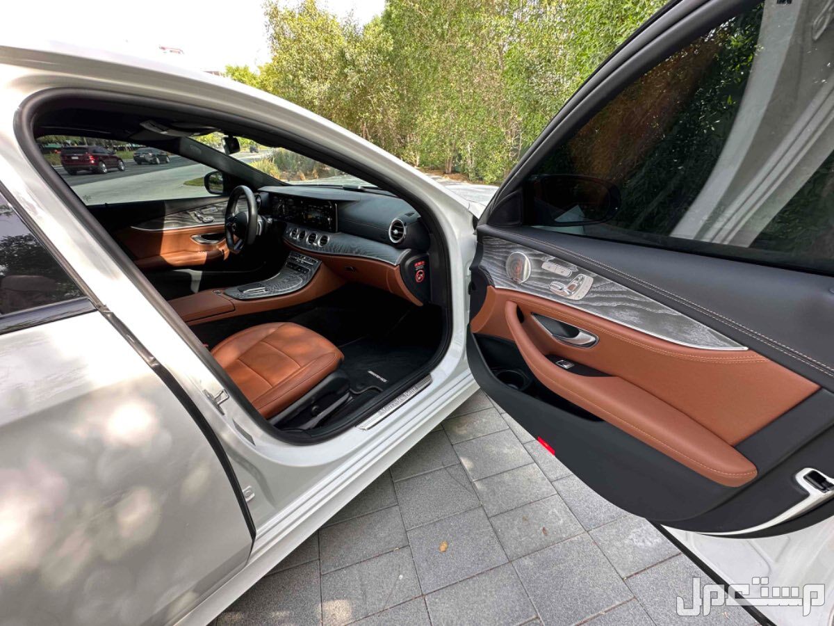 مرسيدس بنز E-Class 2023 في الشارقة بسعر 220 ألف درهم إماراتي