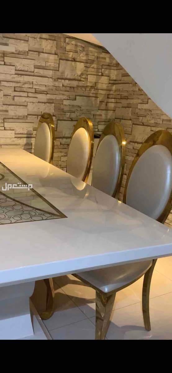 طاولة طعام ودولاب البوفيه