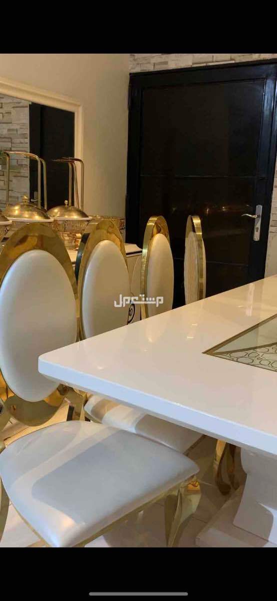 طاولة طعام ودولاب البوفيه
