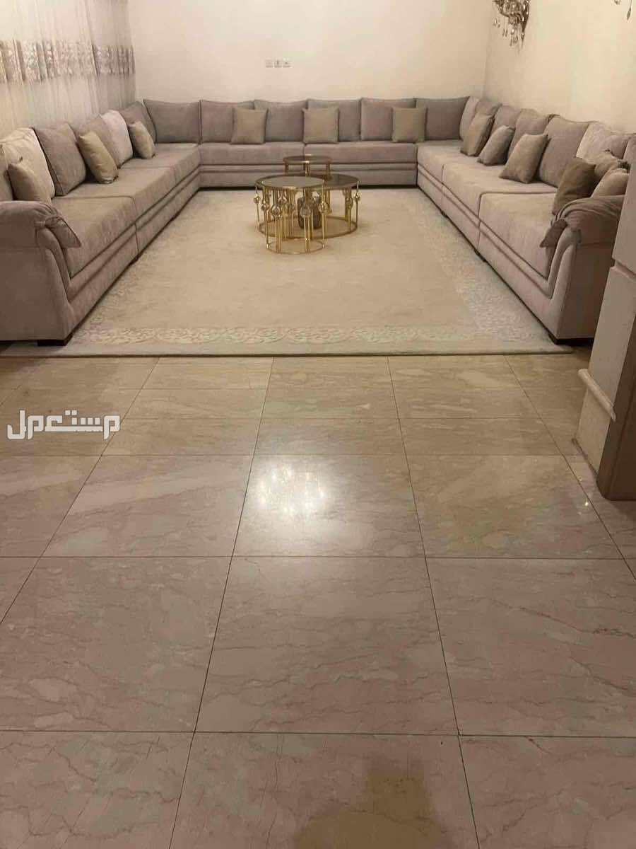 كنب متصل مع طالولات حديث صناعة وطنية لون بيج نادر الاستعمال