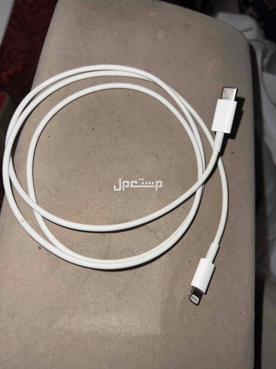 سلك شاحن ايفون اصلي  في الرياض بسعر 70 ريال سعودي