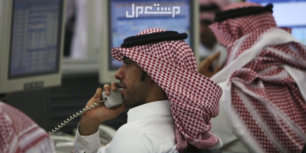 حقيقة عروض البنوك في اليوم الوطني 94 موظف سعودي يتحدث في الهاتف