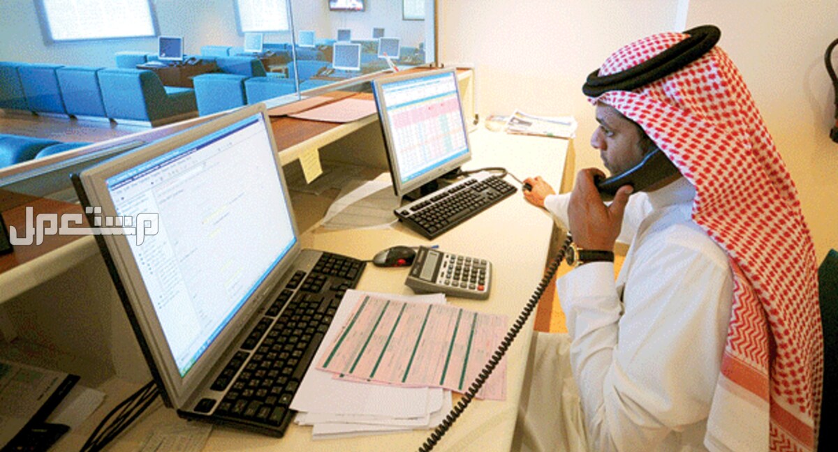 حقيقة عروض البنوك في اليوم الوطني 94 موظف سعودي يتحدث في الهاتف