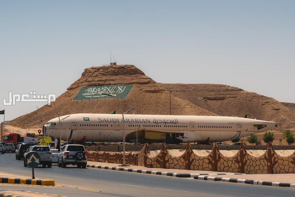 شاهد بالفيديو لحظة وصول طائرات موسم الرياض! طائرة موسم الرياض تشق الطريق