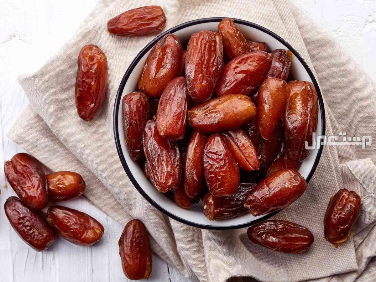 أفضل أنواع البلح بالصور وفوائده تمور في طبق التقديم