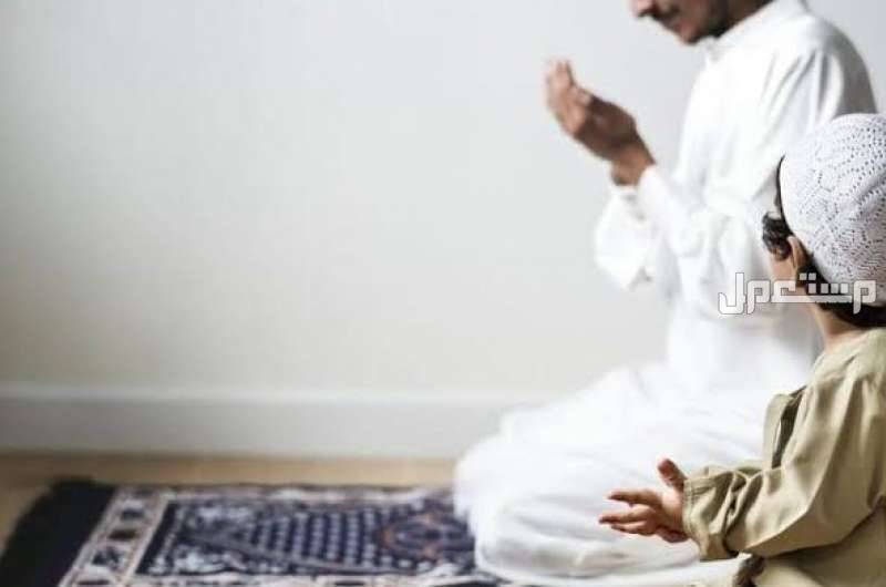 كيفية صلاة خسوف القمر والدعاء المستجاب خطوة بخطوة رجل وابنه يصليان