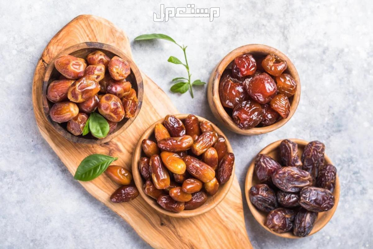 أفضل أنواع البلح بالصور وفوائده اربعة اطباق بها اربعة انواع من التمر
