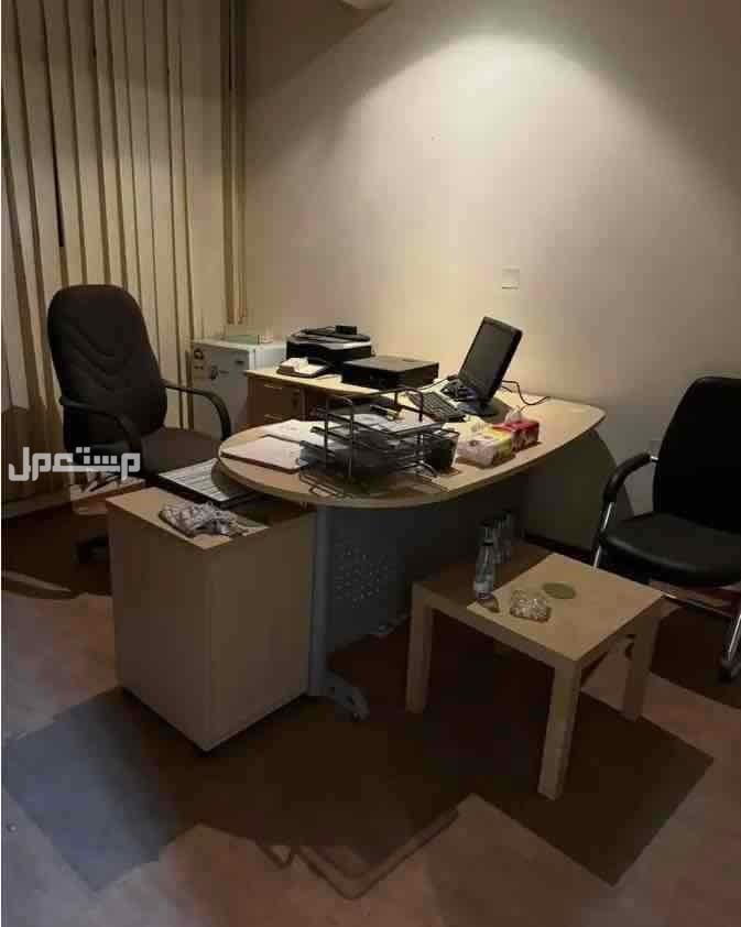 أثاث مكتبي عدد (4) بحال الجديد .. Office Furniture