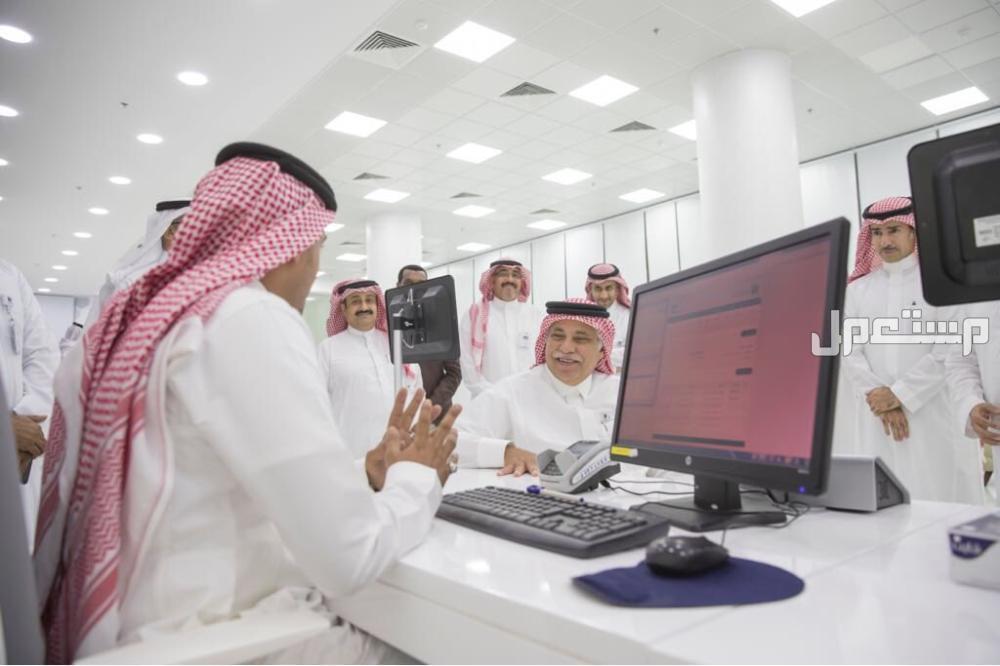 ما هو نظام السجل التجاري الجديد في السعودية؟ الشروط والتكاليف موظف سعودي يتحدث مع وزير التجارة