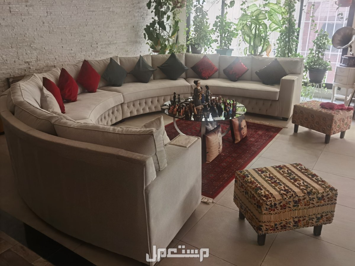 كنب دائري لللبيع قطر 4 متر ونص  متكون من اربع قطع كل قطعه متر و 70سم  مع الخداديات بسعر ألفين