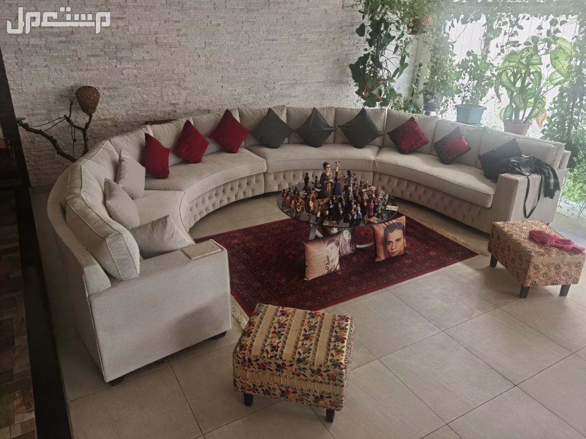 كنب دائري لللبيع قطر 4 متر ونص  متكون من اربع قطع كل قطعه متر و 70سم  مع الخداديات بسعر ألفين
