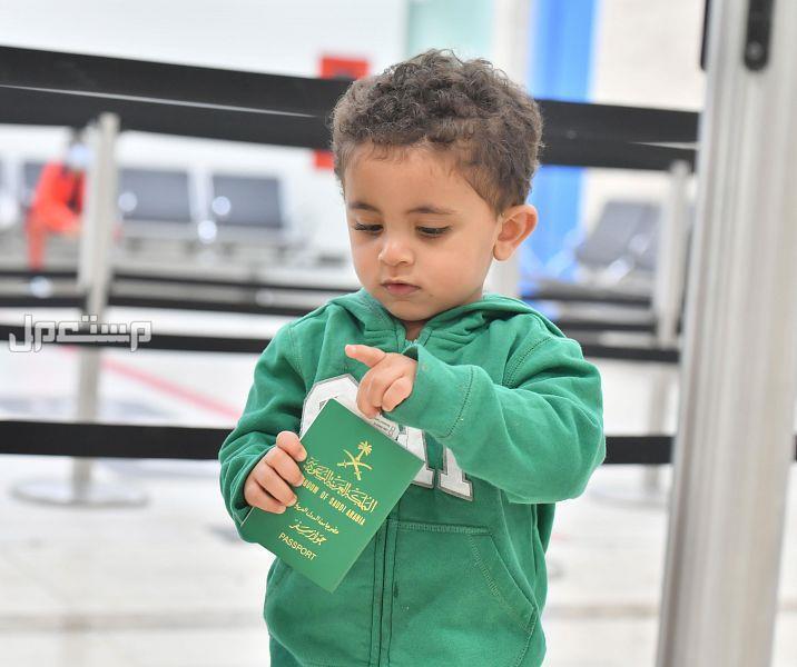 أسماء سعودية نجدية قديمة وفخمة للبنين والبنات طفل يحمل جواز السفر السعودي