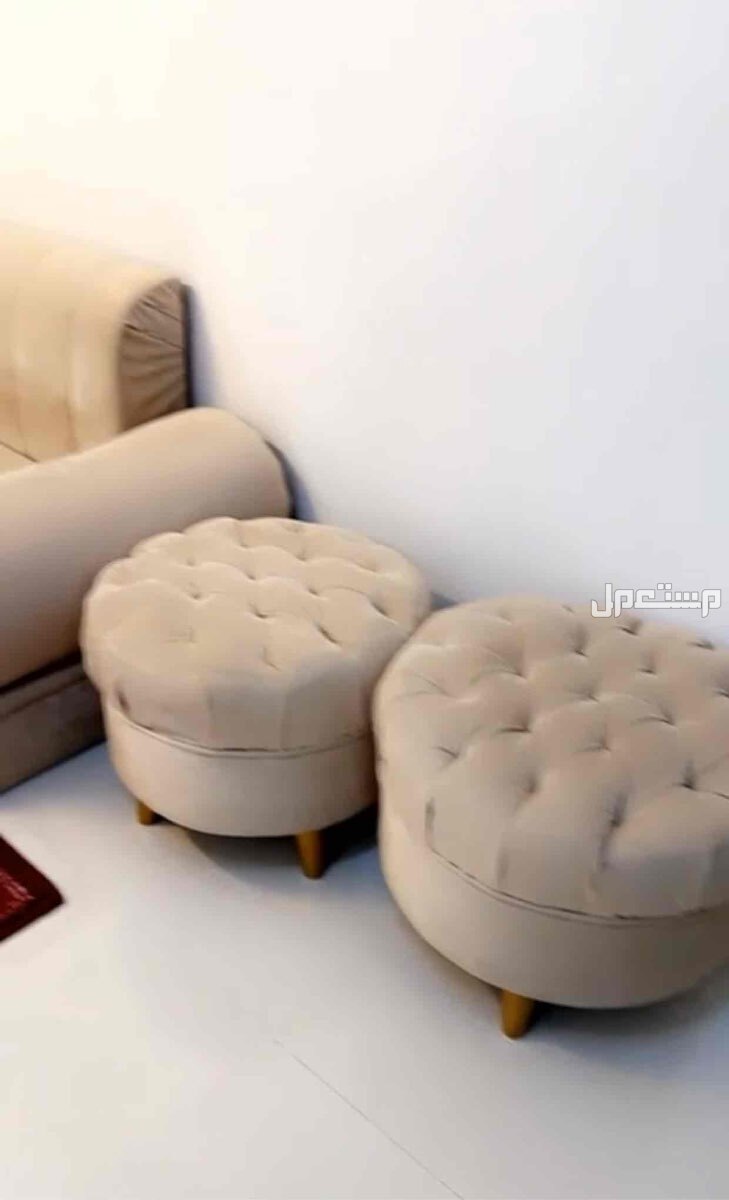 للبيع كنب ارضي فاخر مع ستاره وطاولتين و2 اريكةً