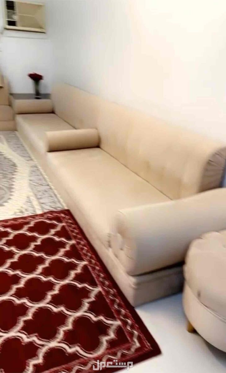 للبيع كنب ارضي فاخر مع ستاره وطاولتين و2 اريكةً