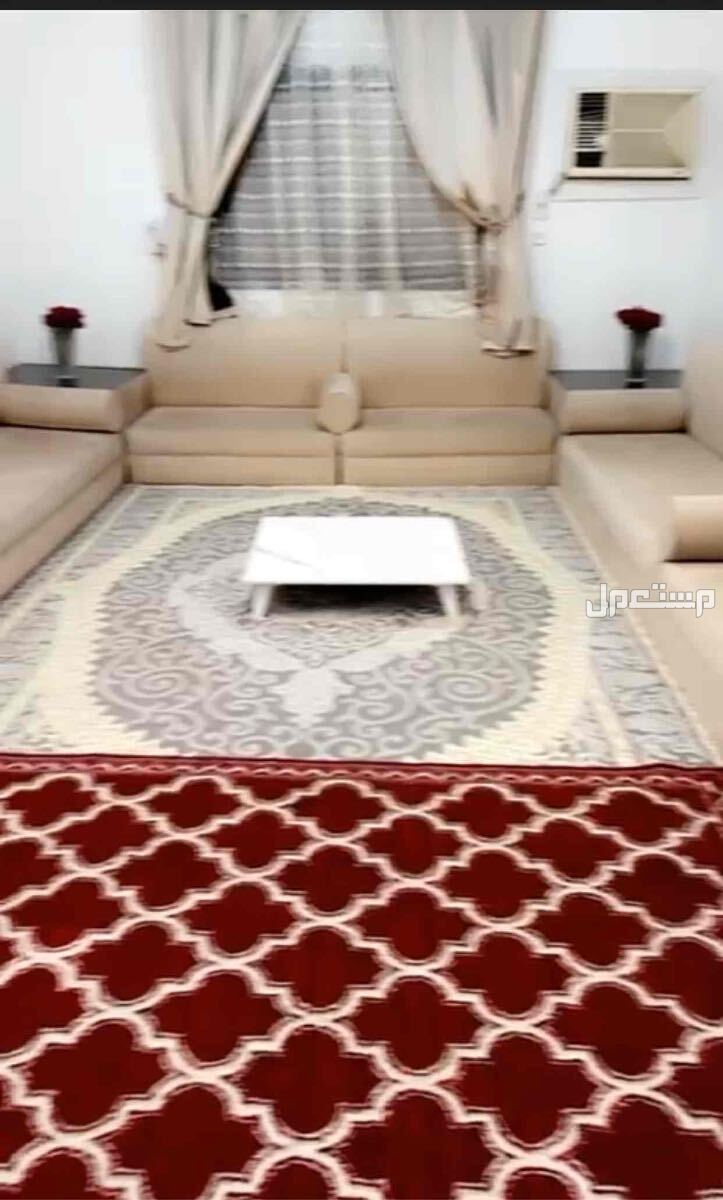 للبيع كنب ارضي فاخر مع ستاره وطاولتين و2 اريكةً