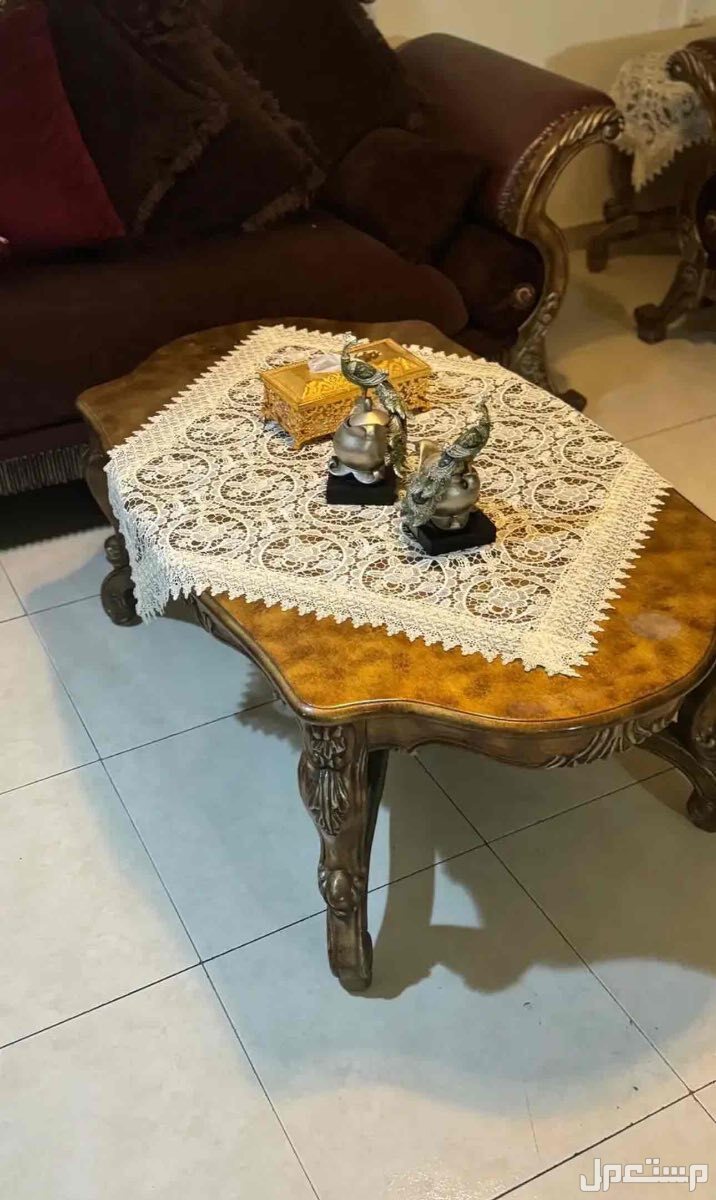 طقم كنب وبوفيه 8 اشخاص وطقم طاولات وستائر جميعها ب 2000 ريال