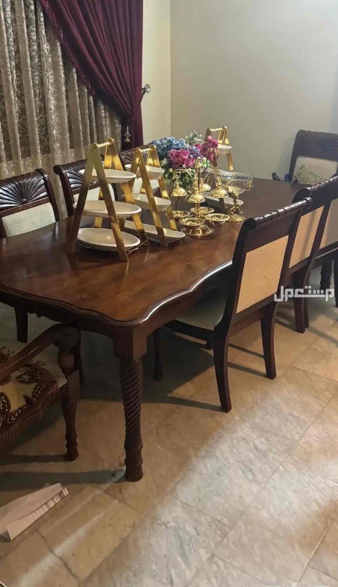 طقم كنب وبوفيه 8 اشخاص وطقم طاولات وستائر جميعها ب 2000 ريال