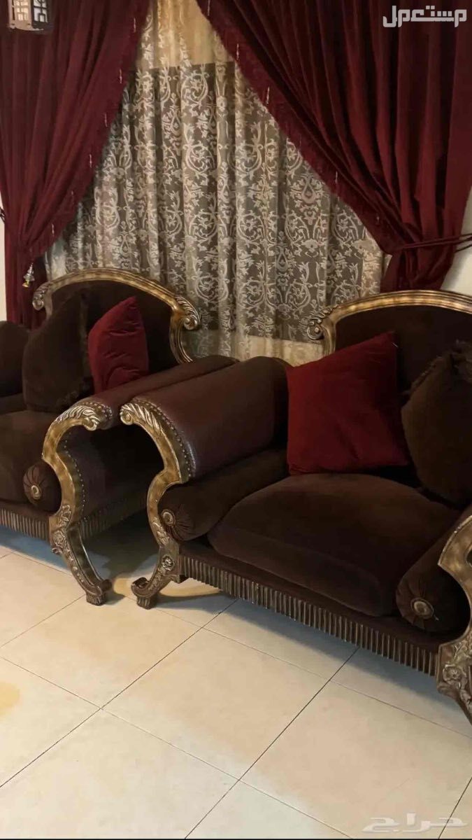 طقم كنب وبوفيه 8 اشخاص وطقم طاولات وستائر جميعها ب 2000 ريال