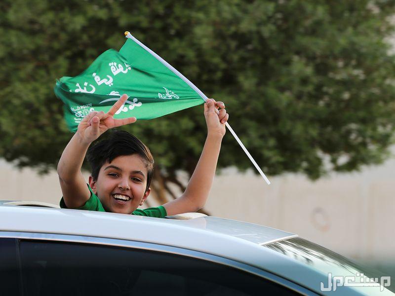 مسابقات اليوم الوطني 95.. أنشطة وفعاليات اليوم الوطني السعودي 2025 طفل يحتفل في اليوم الوطني السعودي