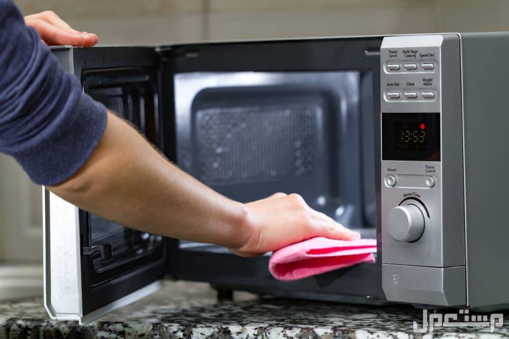 كيفية التخلص من رائحة الميكرويف الكريهة.. 3 خطوات لتنظيف الماكرويف كيف أنظف الميكرويف من الرائحة الكريهة والدهون؟