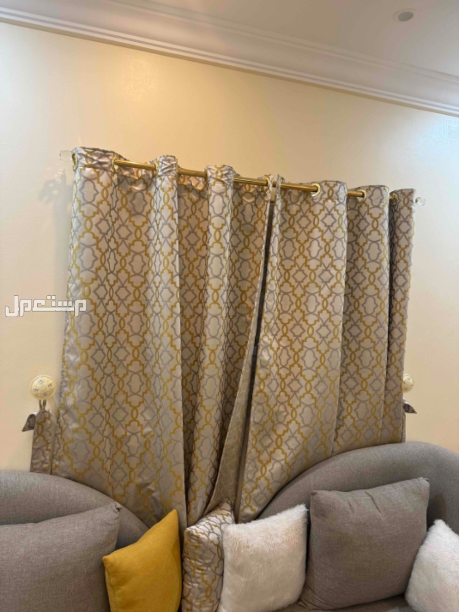 طقم كنب ل 11 شخص مع ستارة ب 2500 ريال - ينبع