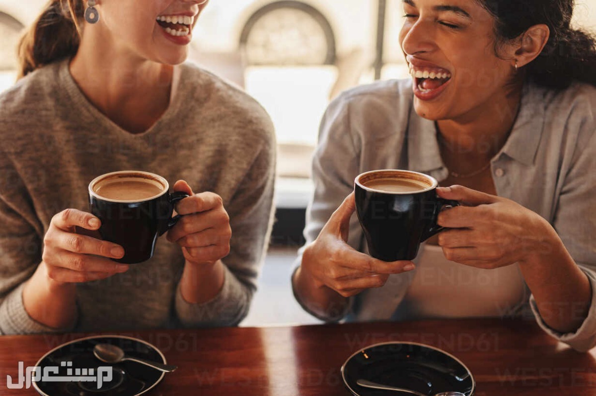 أجمل عبارات عن يوم القهوة العالمي 2205.. كلمات مميزة لعشاق القهوة صديقتان تتناولان القهوة