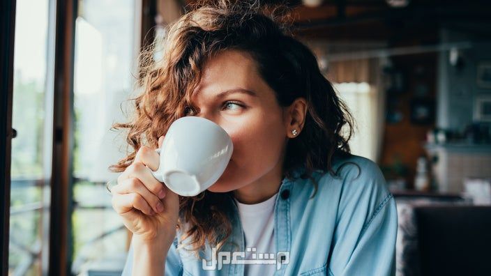 أجمل عبارات عن يوم القهوة العالمي 2024 فتاة تحتسي القهوة