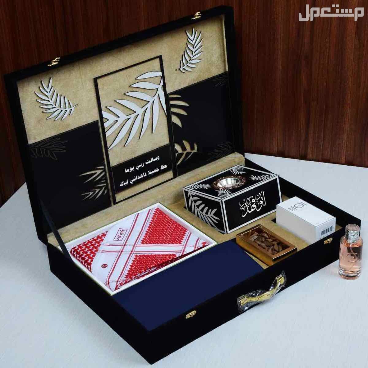 🎁 بوكس اهداء رجالي شتوي مكون من 👇🏻 ⬜ شماغ 2024 من ماركة هشتاغ قطن 100% سوبر ديلوكس *مقاسات 55،58،60* ⬜ قماش شتوي ماركه جفنشي وزن 350 جرام 3 امتار وربع عرضين مع زراير ولوقو الماركة