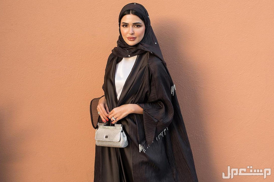 طرق تنسيق عبايات سوداء بطرق مختلفة تنسيق العبايات السوداء مطبوعة