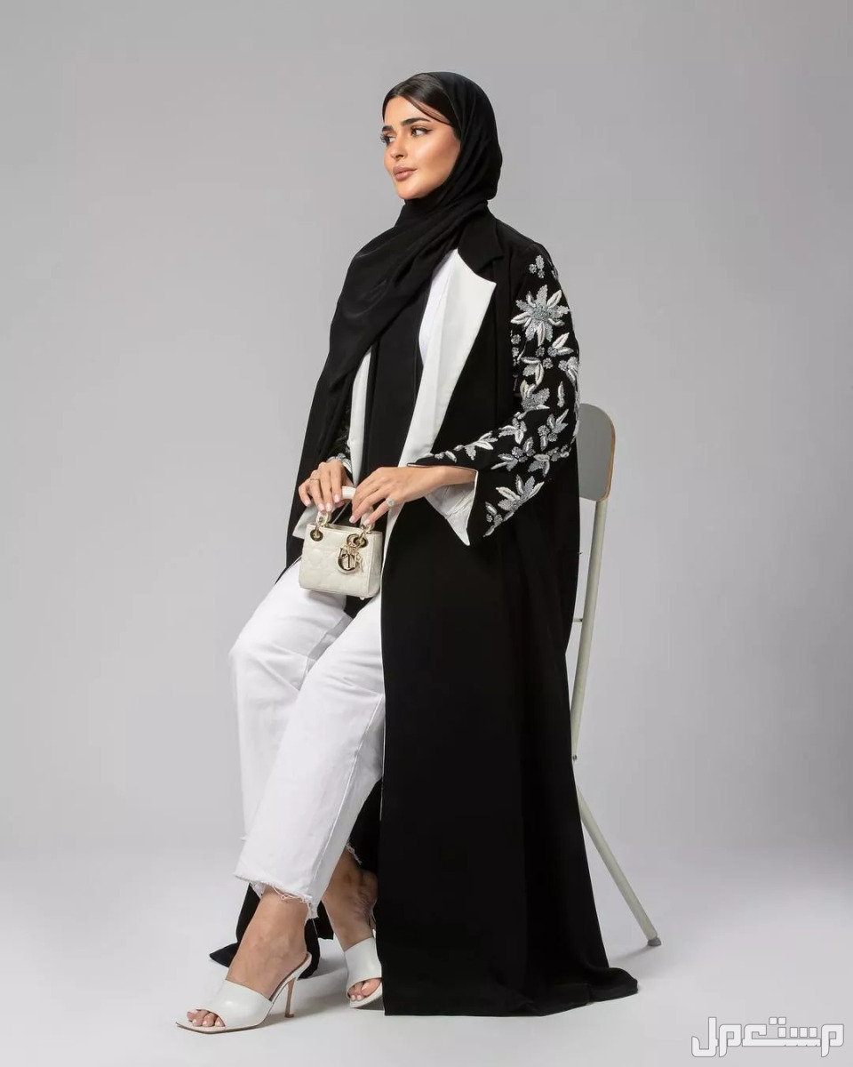 طرق تنسيق عبايات سوداء بطرق مختلفة عبايات سوداء مع الجينز