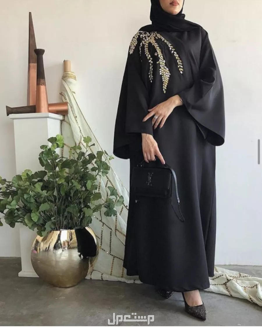 طرق تنسيق عبايات سوداء بطرق مختلفة طرق تنسيق العبايات السوداء مع الحجاب