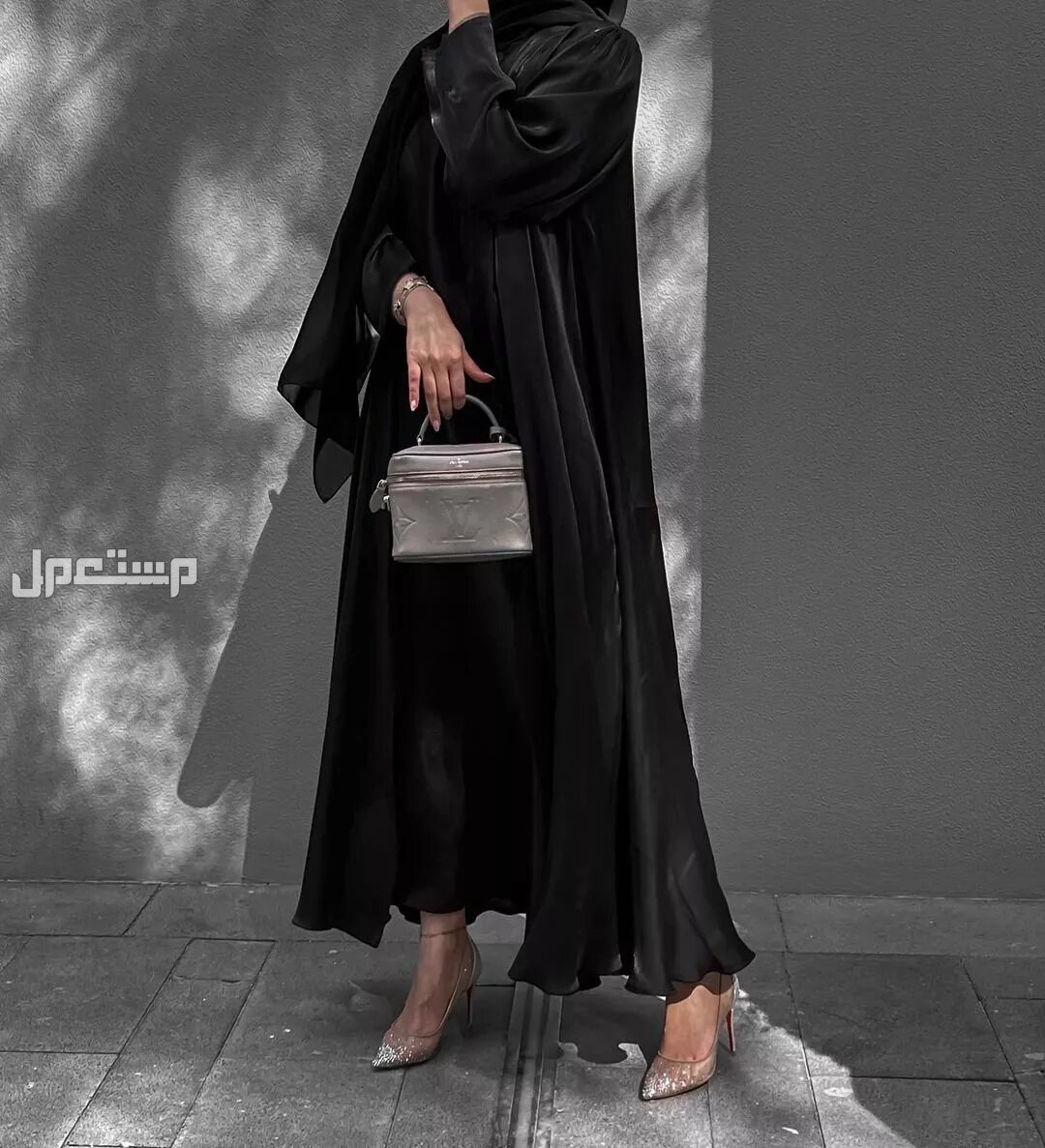 طرق تنسيق عبايات سوداء بطرق مختلفة عبايات سوداء مطرزة بالورود