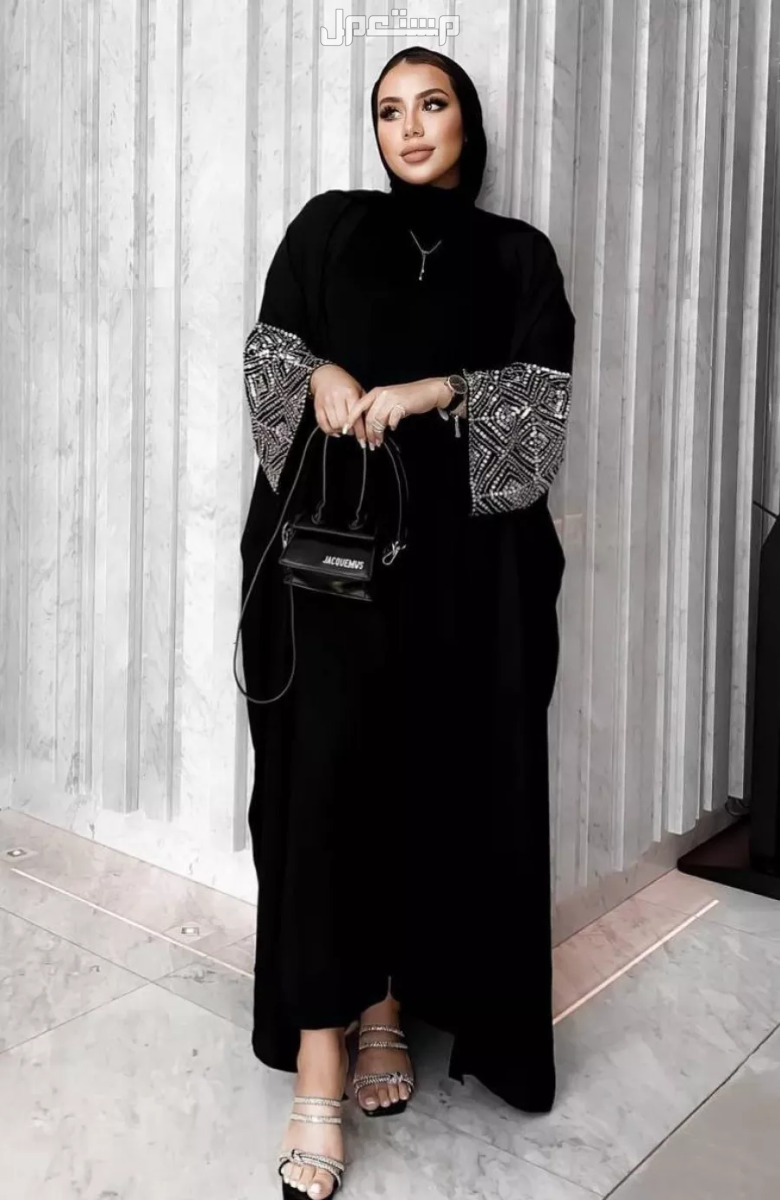 طرق تنسيق عبايات سوداء بطرق مختلفة تنسيق العبايات السوداء المزينة بالشراشيب