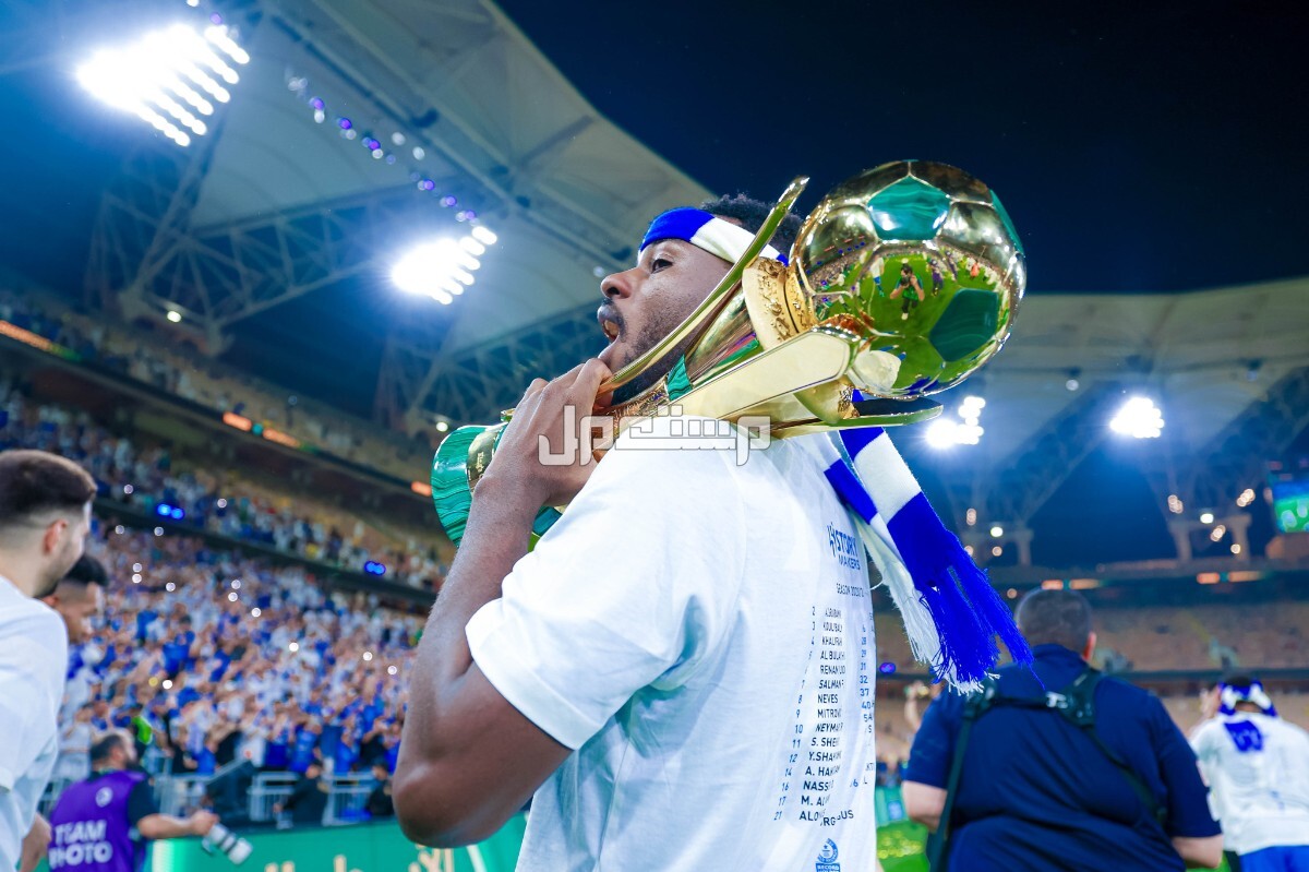 مواعيد مباريات كاس خادم الحرمين الشريفين 2024-2025 لاعب نادي الهلال يحمل كاس خادم الحرمين