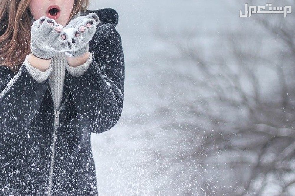 ما هو تفسير البرد في المنام؟ فتاة تقف تحت الثلوج