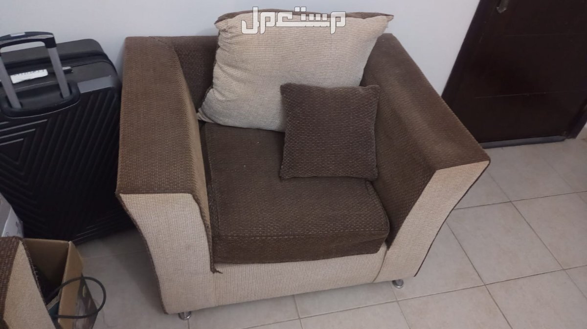 كنب اربع قطع (7 اشخاص) و مكتب خشبي
