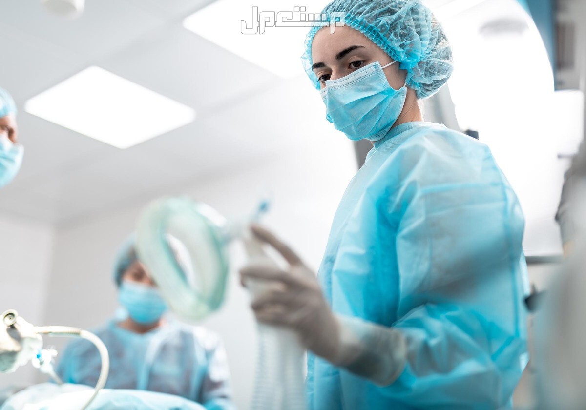 مخاطر عملية التجميل.. تعرف عليها طبيبة في عميلة تجميل